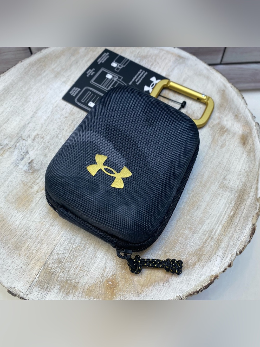 Under Armour ❤️Contain Micro
Case Black Camo/Metallic Gold 006 NWT